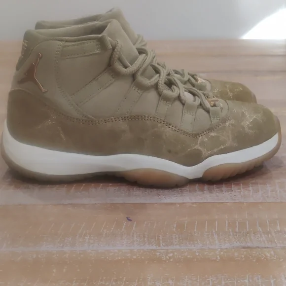 Jordan 11's Olive Lux - Picture 3 of 11